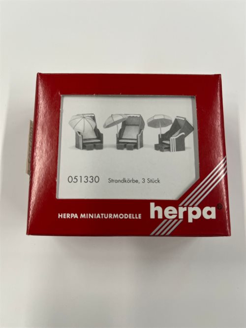 Herpa 51330 Drei Stück Liegestühle mit Sonnenschirmen, H0 Fertig montiert