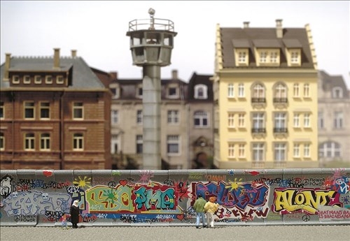  Busch 1016 Betonmauer (inkl. Graffiti und Werbeschilder), H0