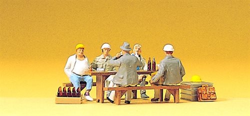 Preiser 10338 Handwerker machen Pause mit Tisch/Bänken und Bierflaschen, fünf Figuren, H0