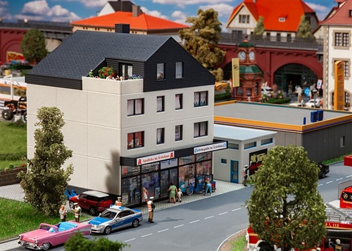 Faller 130654 Modernes Wohnhaus mit Penthouse und Apotheke, H0