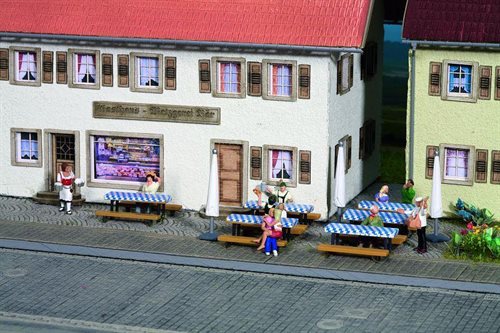 Noch 14817 Café-Zubehör, 12 Bänke, 6 Tischdecken und 3 Sonnenschirme