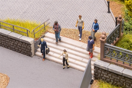 Faller 151727 Personen, die Treppen hinabsteigen H0