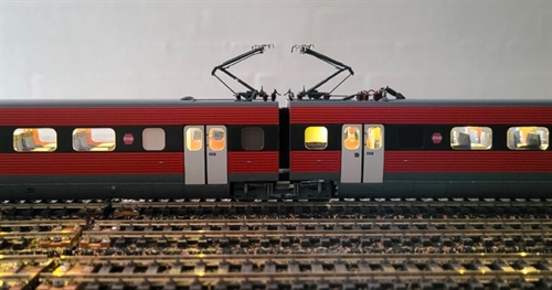 McK 4908dcs DSB ER 2011 Rot mit schwarzem Fensterband 