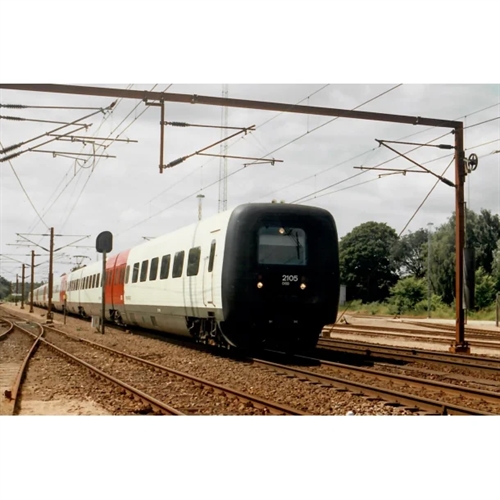 McK 4905acs DSB ER 2005 Weiß mit roten Türen, ohne Aufschrift „Regionaltog“ NEU 2025