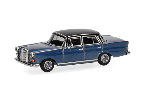 Herpa 430739-004 Mercedes-Benz 200 Heckflosse, blau/schwarz, H0