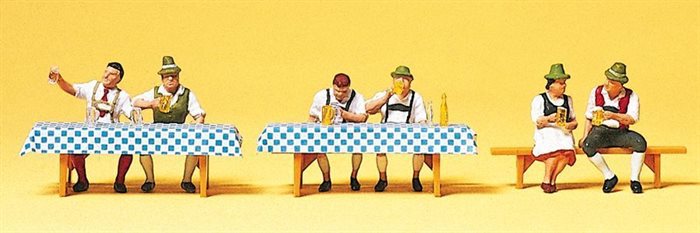 Preiser 10447 „Zum Oktoberfest“, drei Figurenpaare, H0