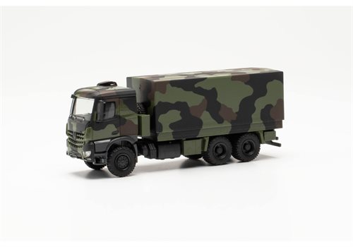 Herpa 746991 Mercedes-Benz Arocs 6x6 Pritsche/Flugzeug „Bundeswehr“, Flecktarn, H0