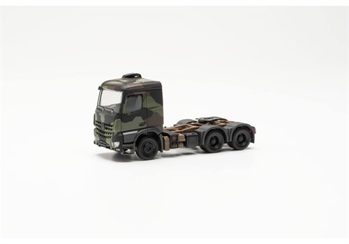 Herpa 747028 Mercedes-Benz Arocs 6x4 Sattelzugmaschine „Bundeswehr“, Flecktarn, H0