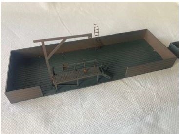 Hobbytrade 87265 Kohlefarm mit Kran und Aschenbecher. Inklusive Details wie Leitern und Schaufeln, Maßstab H0