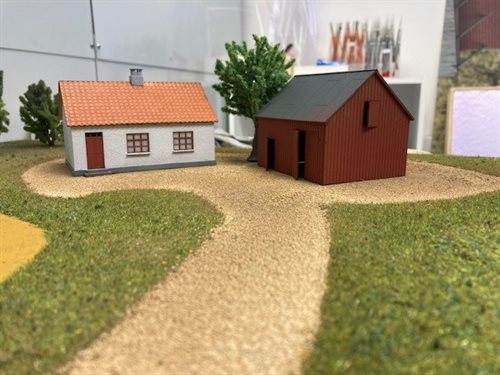 Hobbytrade 87316 Bauernhaus mit Scheune, H0