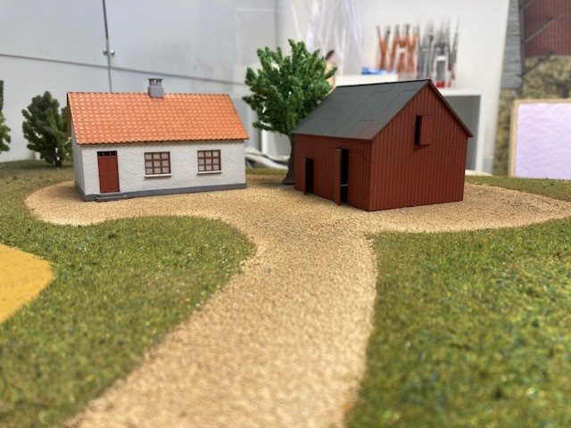 Hobbytrade 87316 Bauernhaus mit Scheune, H0