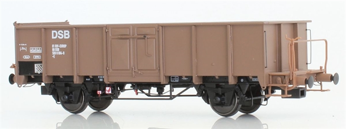 Dekas 873079 01 RIV-EUROP 86 DSB 500 0 084-9. Wahrscheinlich einer der wenigen Flachwagen in der Farbgebung RAL 8025 – ein typisches Merkmal der Epochen IV/V (ca. 1977–1982).