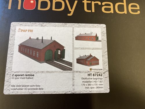 Hobbytrade 87242 Zweitorschuppen für Gleise mit Schotter, H0