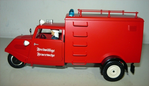 Hübner/Märklin 7003 Tempo Hanseat Feuerwehrfahrer und Anhänger 1/32